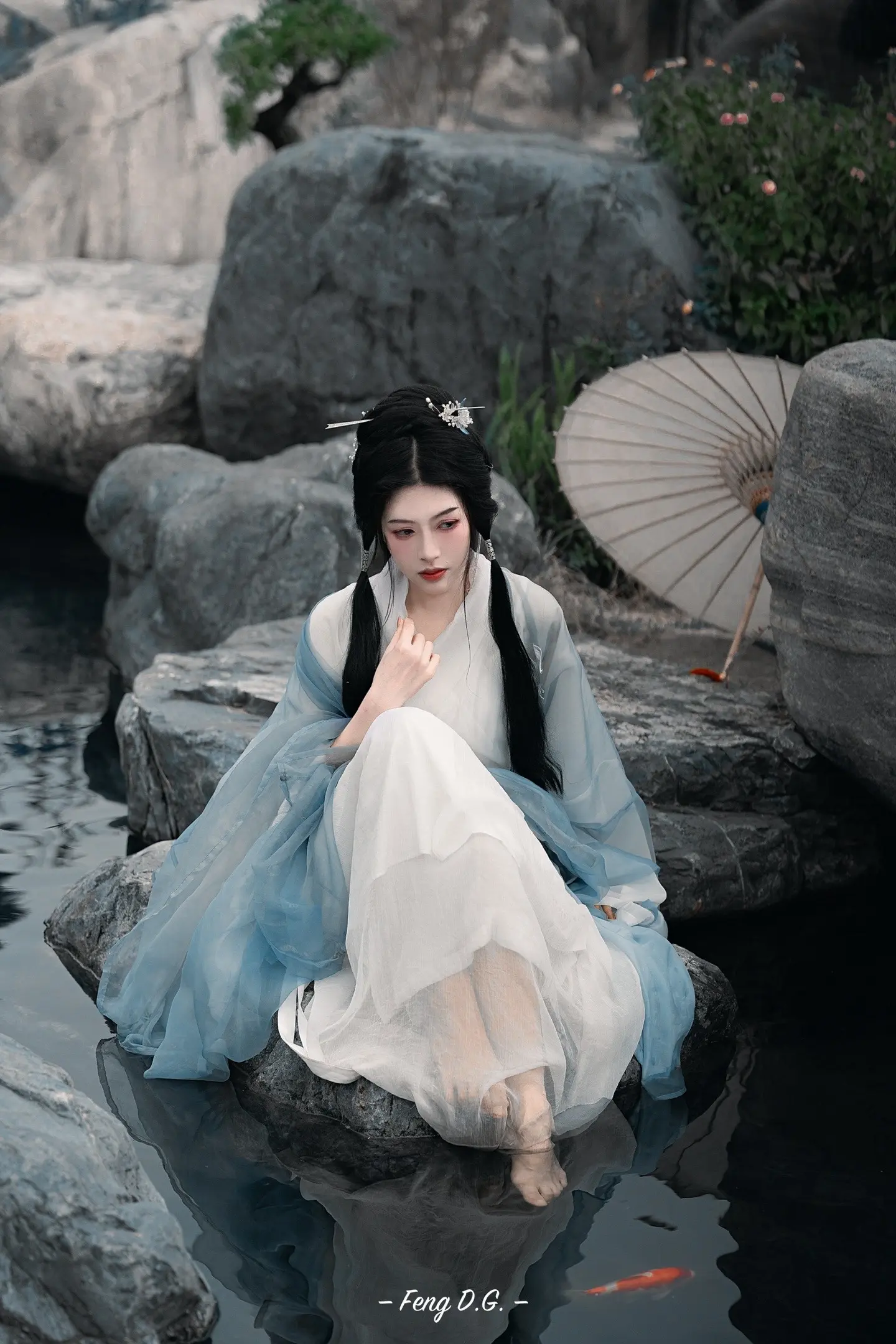 索尼a7m4丨小舟从此逝，江海寄余生。惊才绝艳的图1，让图567都黯淡了。
玩摄影，学习才能不断进步。以前粗鄙的认为相机而已，很容易。但事实却是，曝光三要素只是基础的基础，构图、焦段、灯光、色彩搭配、后期处理，和妆造的沟通，选景，制作道具……除了花钱，更重要的是用心。从灵感到策划到筹备再到落地。实际上能有50%的完成度都已经很牛了。
