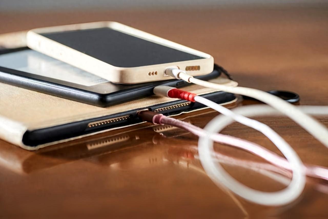 手机圈最近上演魔幻剧情：处理器卷成学霸，电池却胖成相扑选手！各大发布会秒变电池容