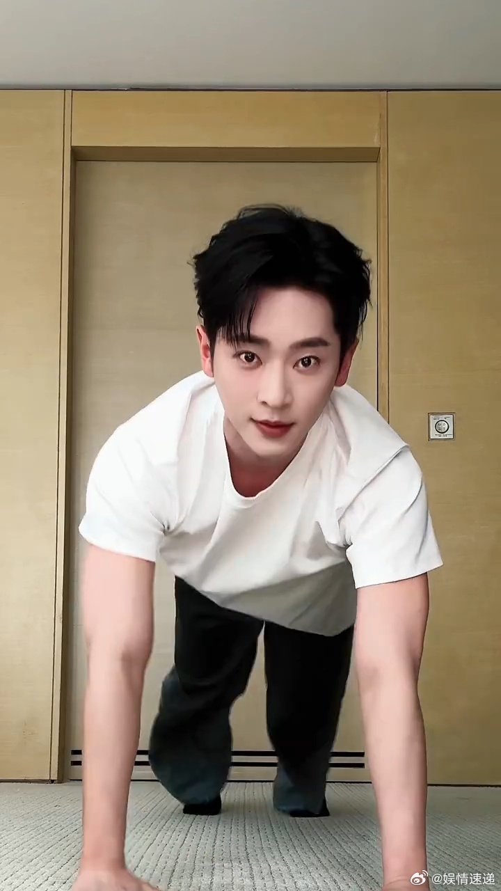 丞磊平板支撑粉丝福利丞磊粉丝破500w平板支撑挑战嗯嗯 