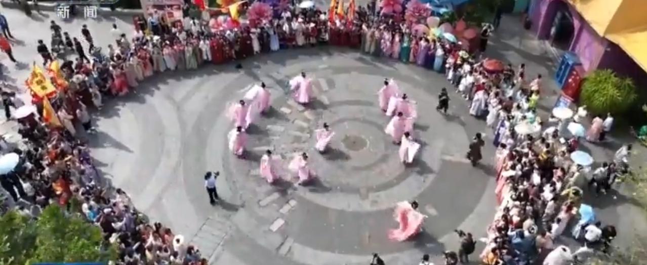 春日文旅活动热闹非凡，身着粉裙的舞者翩翩起舞，衣袂翩跹如繁花绽放，尽显古典韵味。