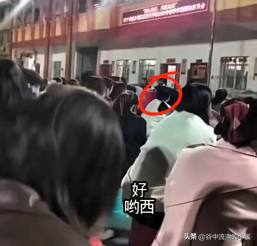 南宁张姓校长当着全体家长讲话，
随口就冒出了呦西这个词！
讲话全程语气轻佻，笑声