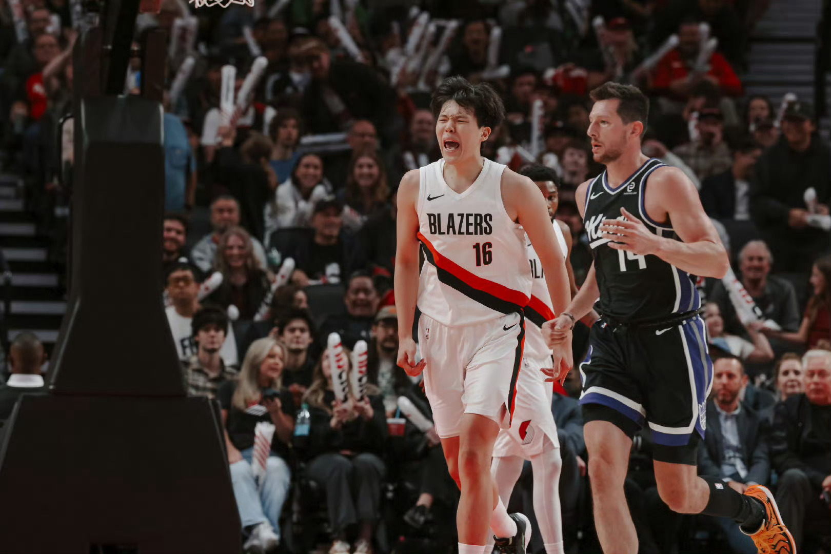 赛后拓媒Blazers Lead发文谈到了杨瀚森。“杨瀚森专注起来了。他今晚表现