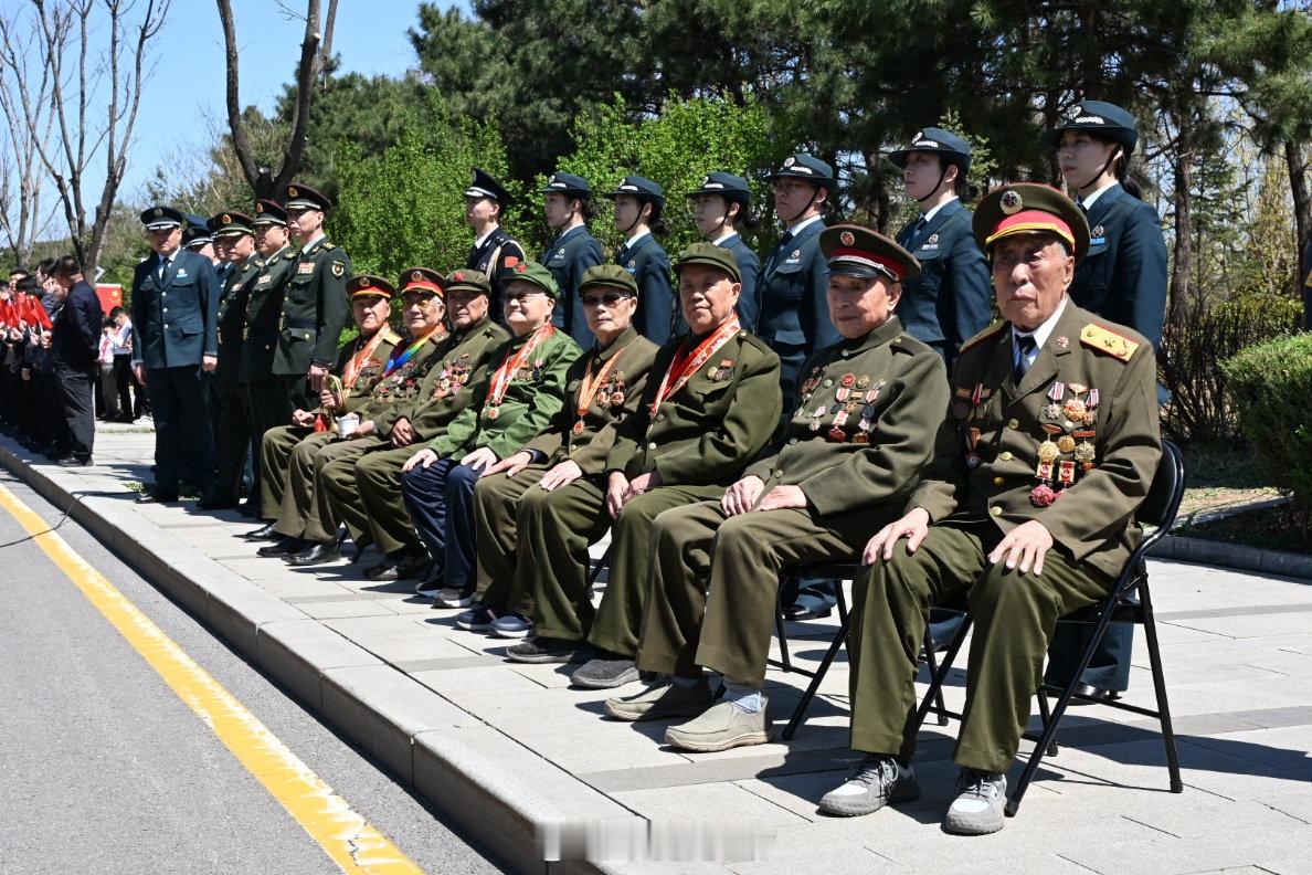 跟着总书记缅怀志愿军英烈山河共盼，英雄回家。4月22日，历经七十余载风雨，第十三