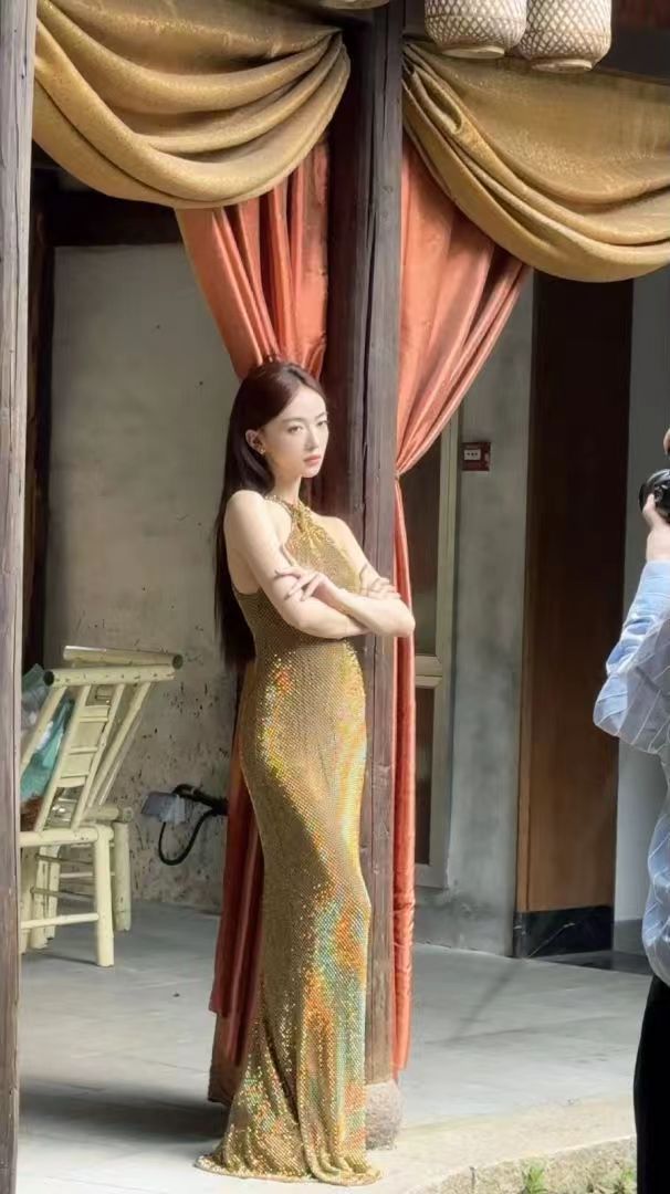 #吴谨言挂脖鱼鳞裙# 吴谨言挂脖鱼鳞裙好美！就是属于那种长得很有辨识度的美女，越