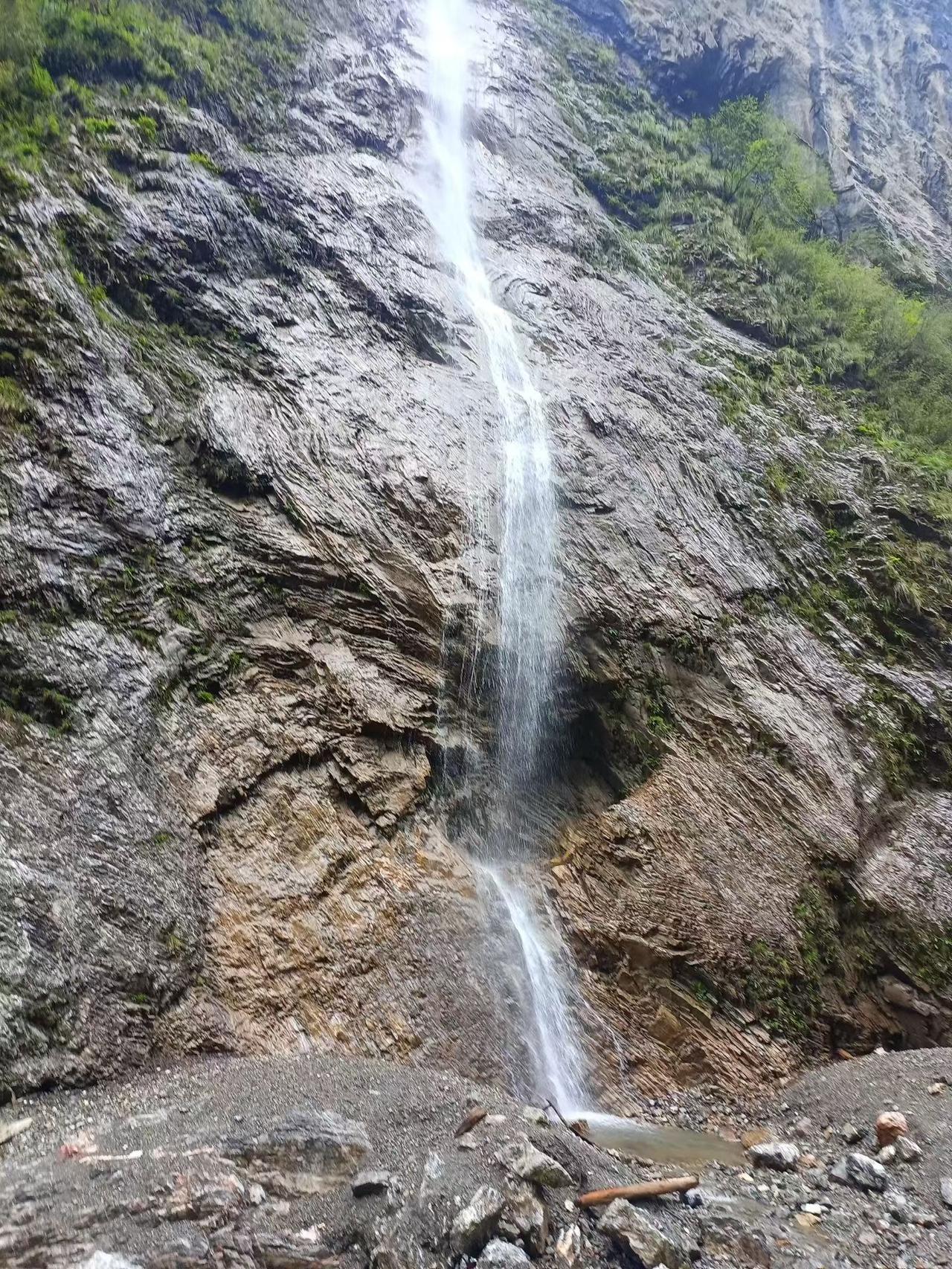 壮观的瀑布从山崖上飞流直下，水花四溅，震撼人心！💦🏔️沿着瀑布旁的小径前行，