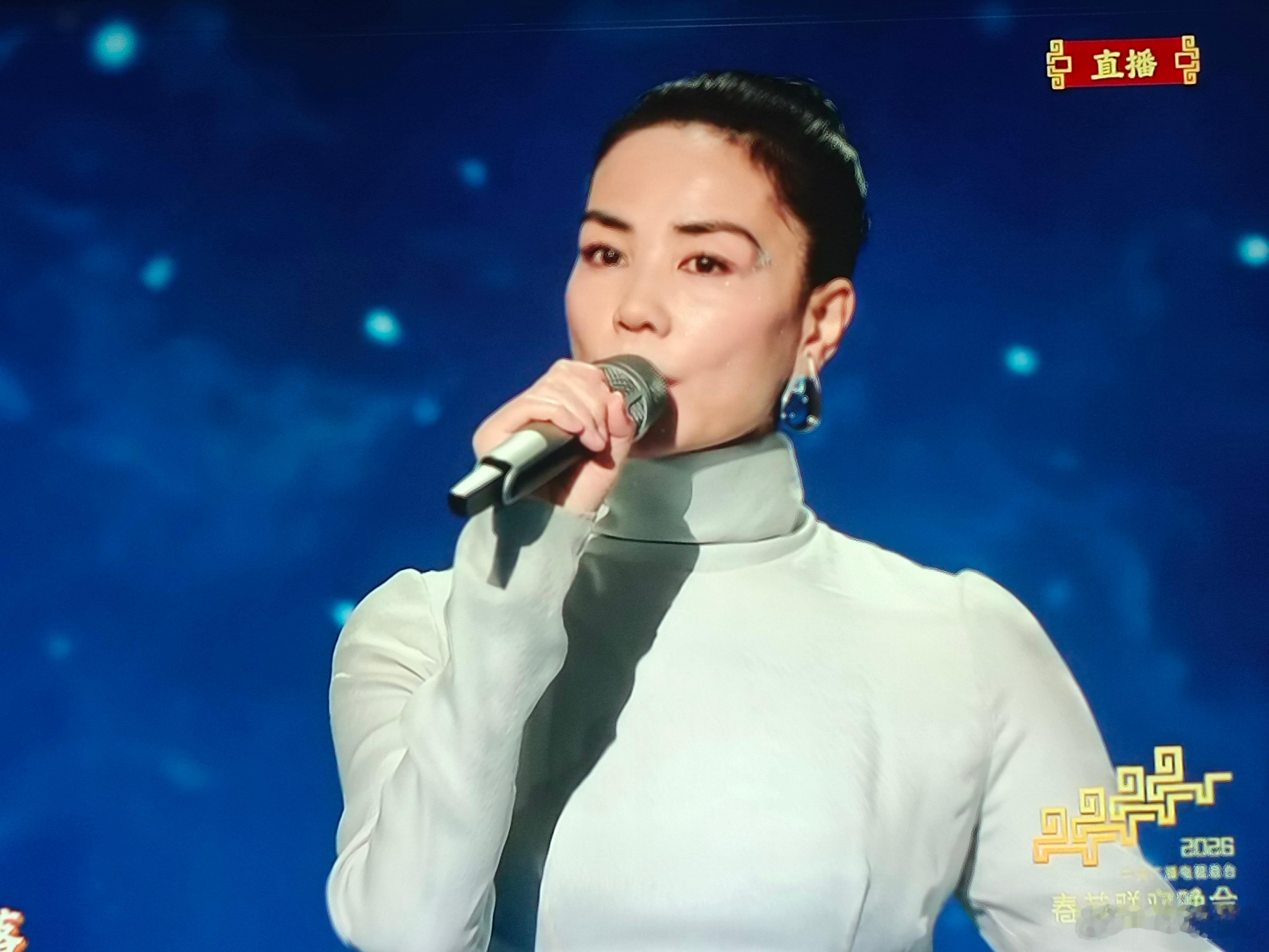 春晚王菲这歌唱得有邓丽君的味。 