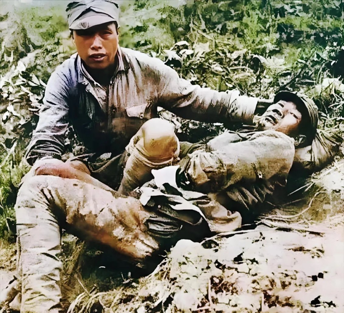 1943年，一名中国远征军战士因受伤掉队躺倒在地上，一只手痛苦地捂着腹部，一旁的