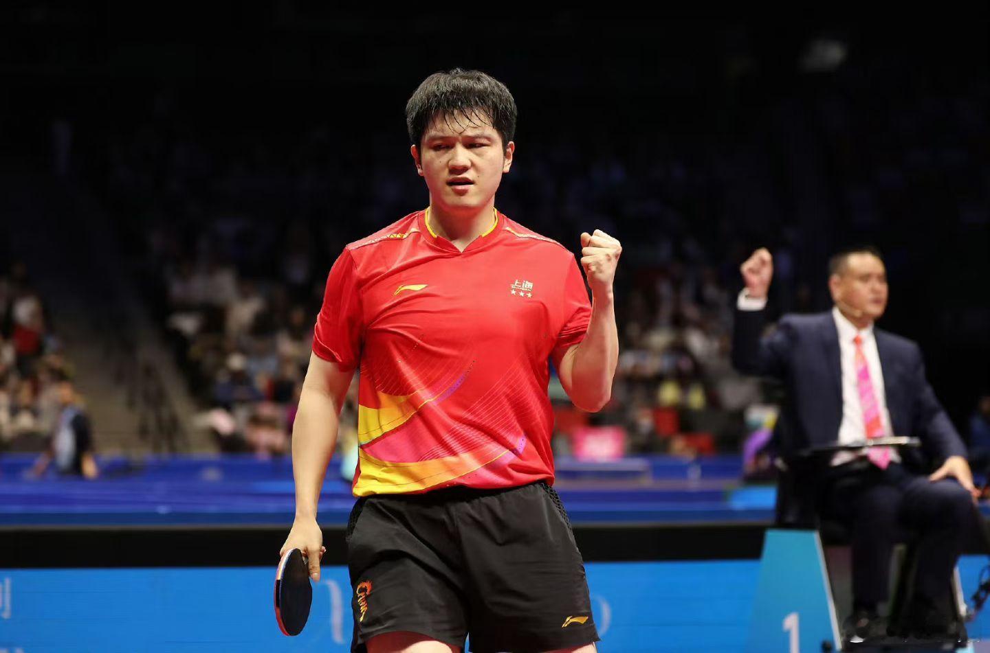 全运会乒乓球男团决赛第二盘，上海对北京，樊振东击败王楚钦（8-11、11-7、1
