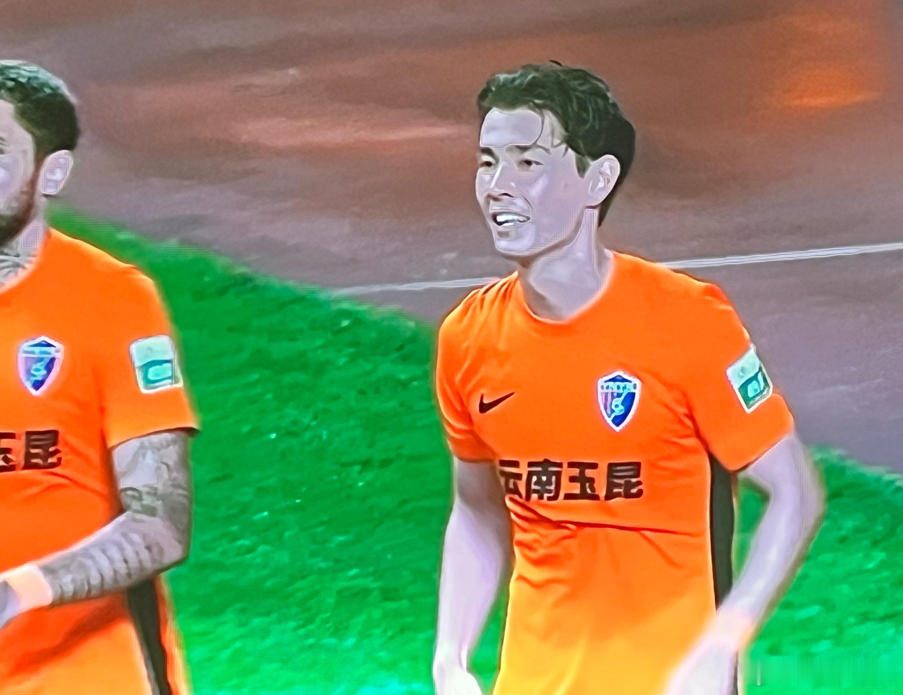 又是侯永永！本赛季第二次攻破成都蓉城的球门。这个球侯运气也不错，不过此时蓉城防线