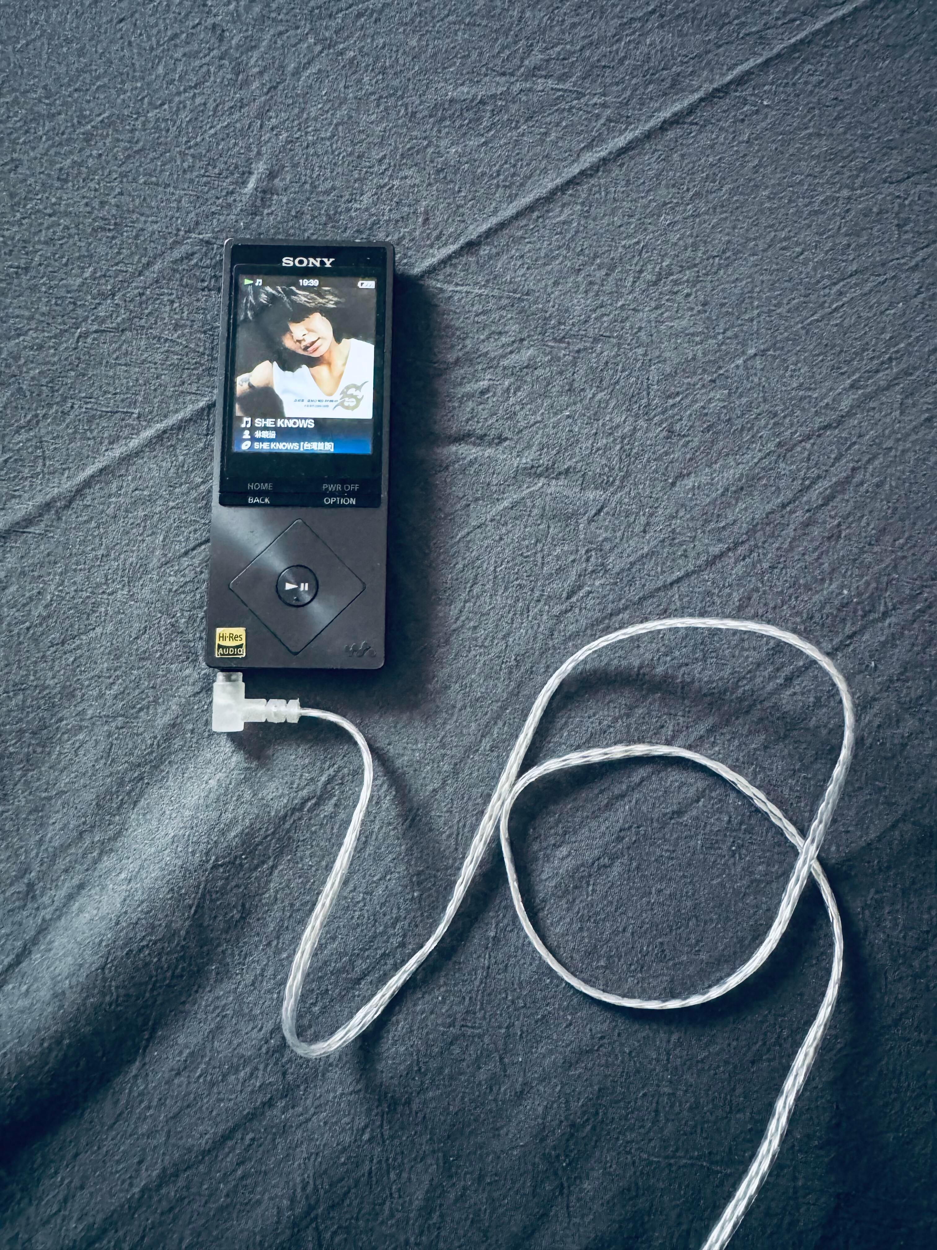 谁还在用mp3加有线耳机听歌？原来是我！上古时代的mp3再加有线耳机，整张专辑完