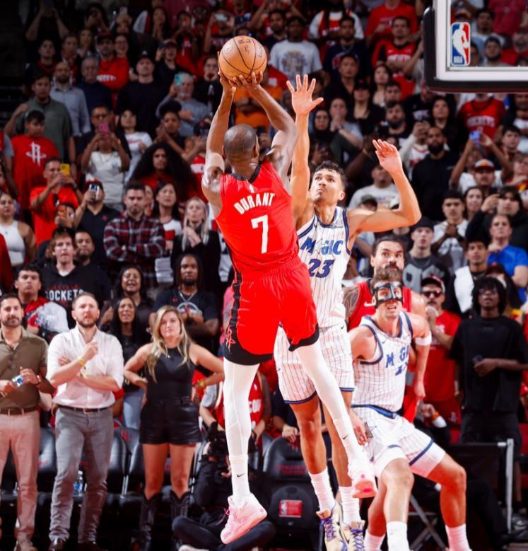 37岁的老将杜兰特并不只是一位纯粹的得分手，他也能够传球，甚至是胜任组织前锋的角