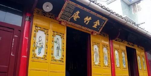 她是跪在佛前，泪流满面，只为求一口饭、一方清净的寡妇尼姑，却终究难耐寂寞，半路还