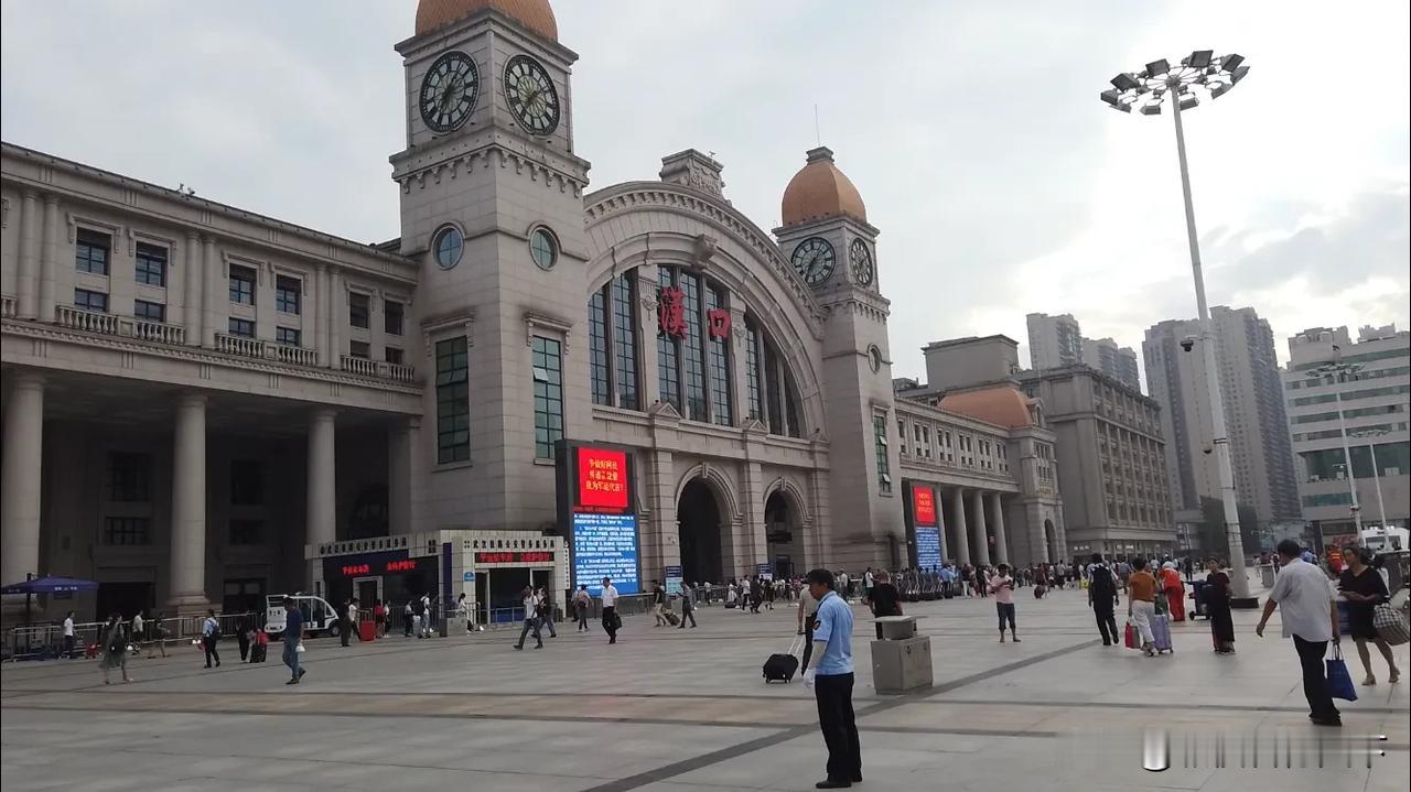 昨晚在汉口火车站附近住了一晚，今天一早的火车去十堰，去爬武当山，久仰大名了，去年