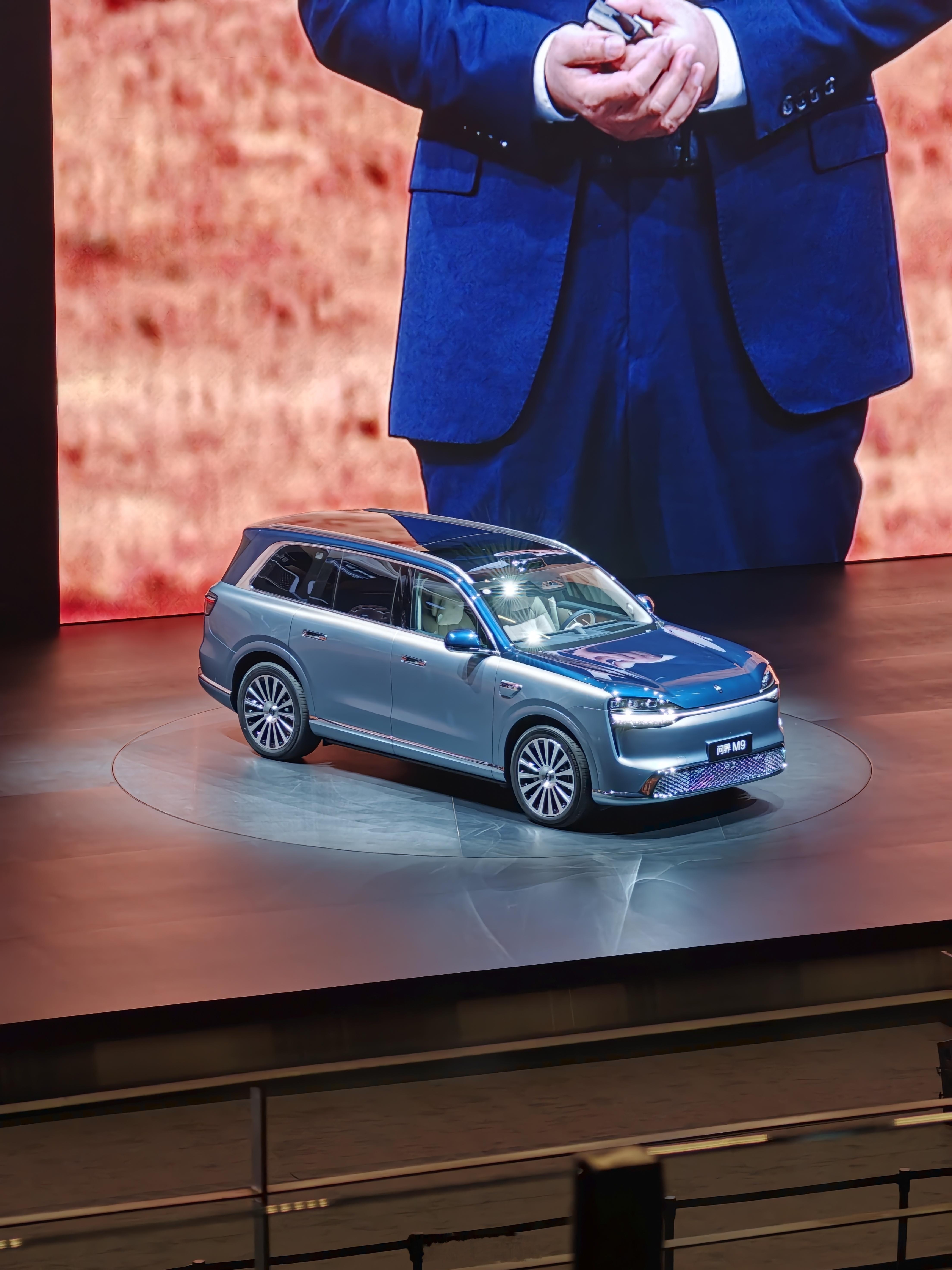 赛里木湖都没去过 白活了全新一代问界M9官宣