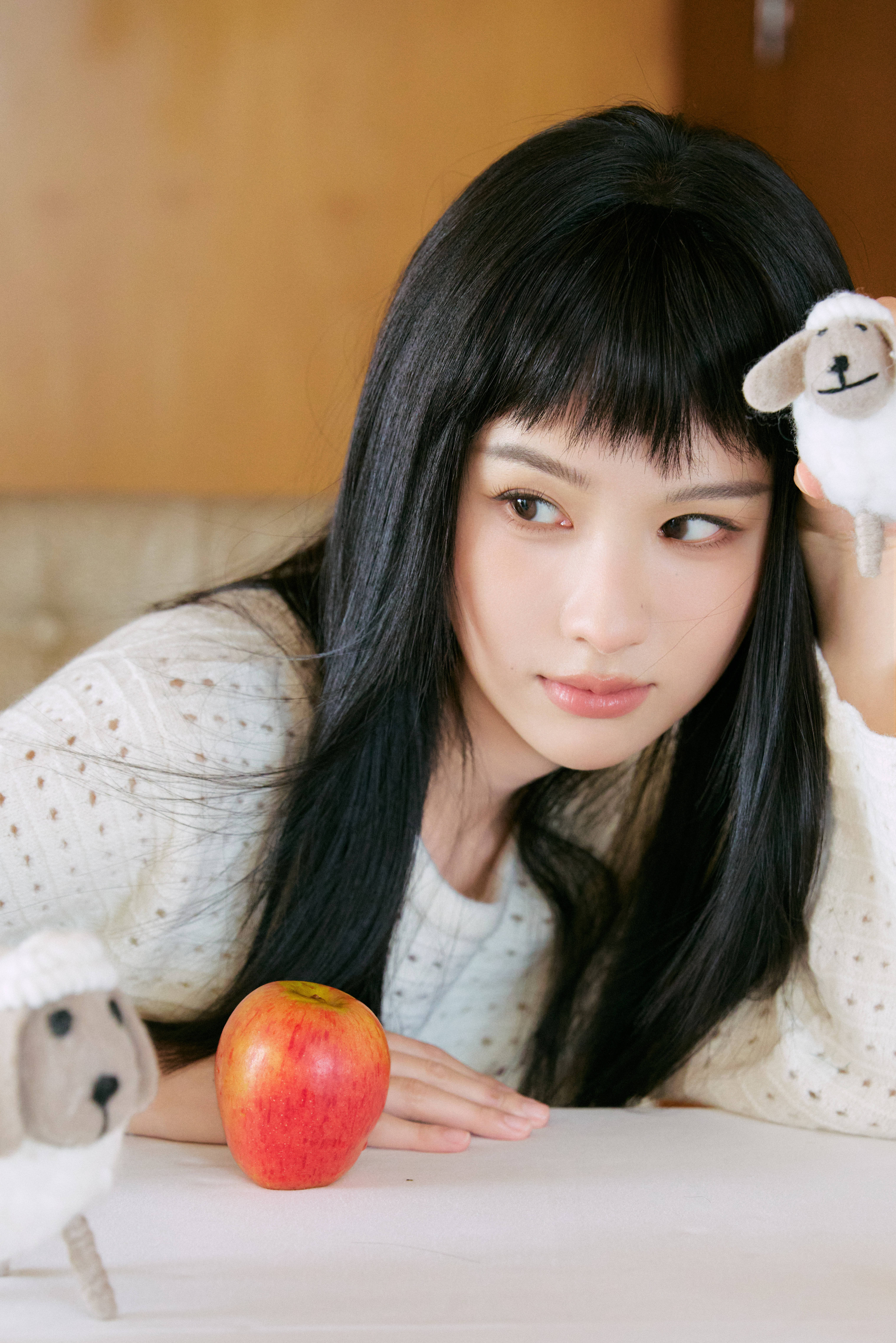 陈都灵[超话] 初秋漫漫，万物灿灿。生活点滴温暖，由如期而至的可爱构成化妆：发型