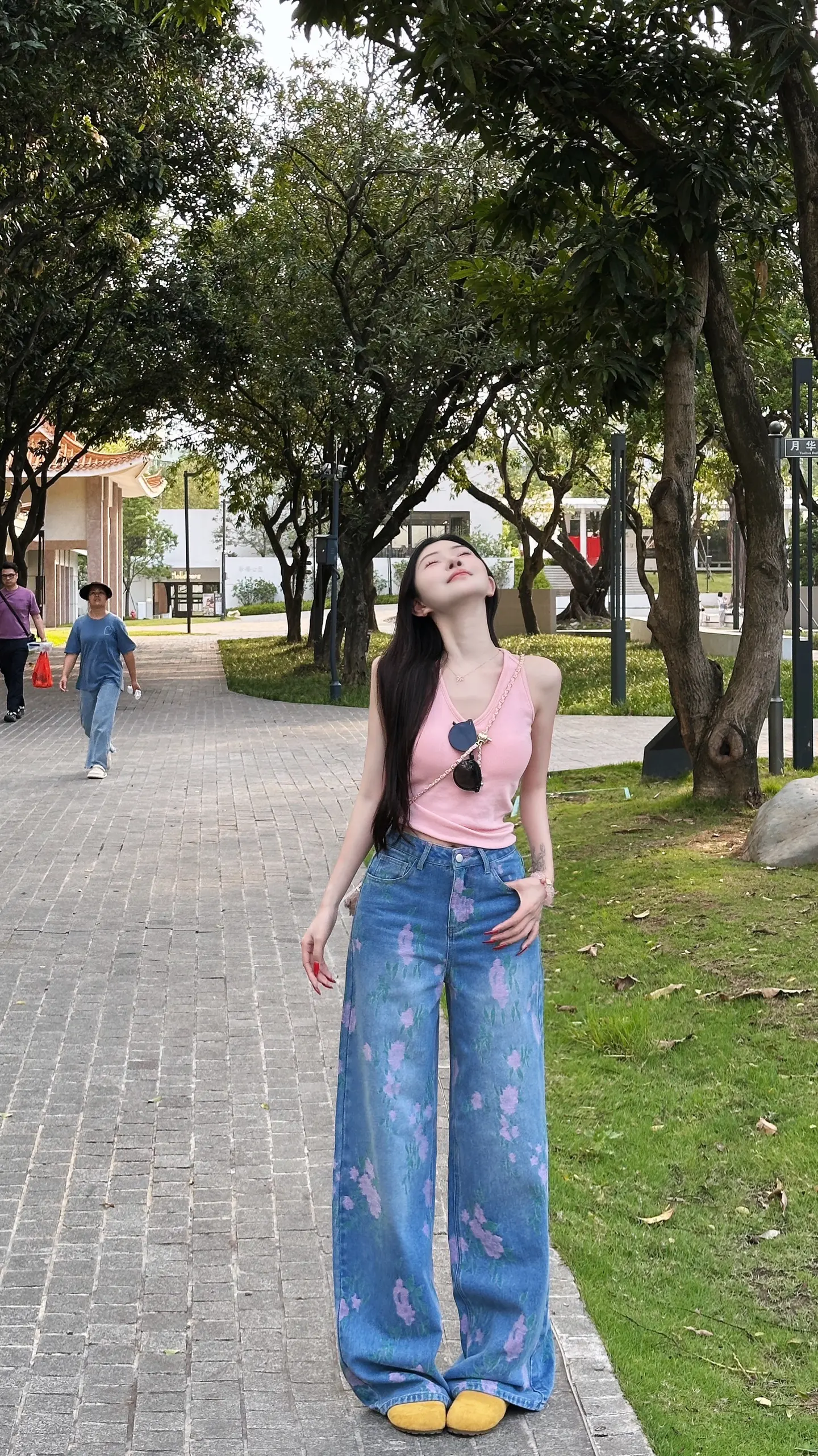 你总以为你不够好不够苗条和美貌 可是完美谁能打造  做你自己就很好