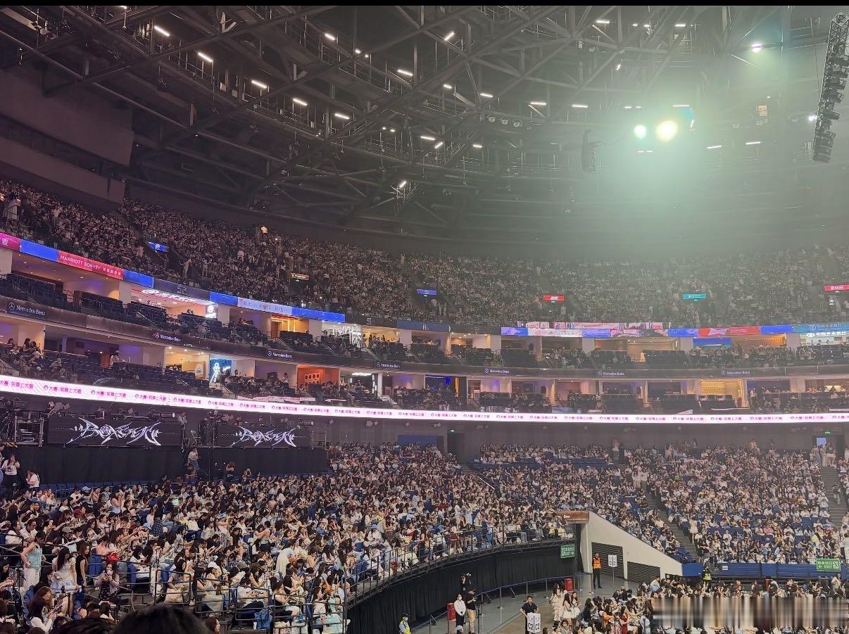 鹭卓上海演唱会上座率今晚上海站交出满分答卷，内场前排、远处看台全部坐满，一眼望过