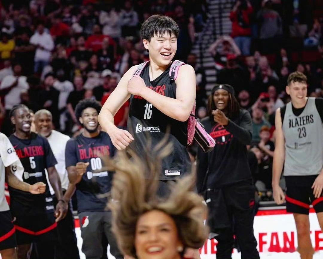 看得出杨瀚森享受这样的菜鸟时刻，感觉他融入开拓者，NBA环境越来越好了。 ​​​