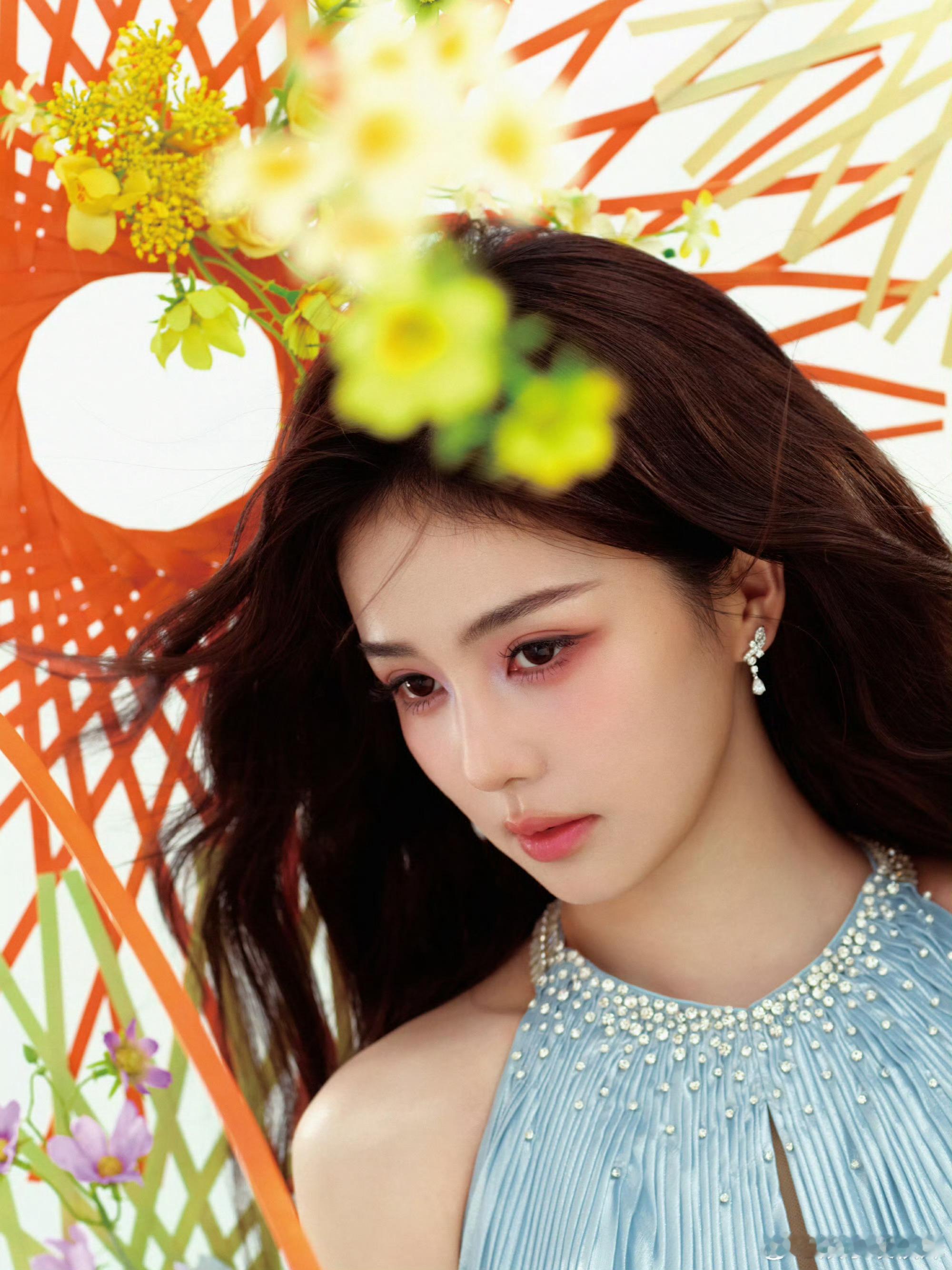 白鹿是今天出席奔跑吧发布会直播的唯一女嘉宾欸，万绿丛中一点红范丞丞踩白鹿裙子范丞