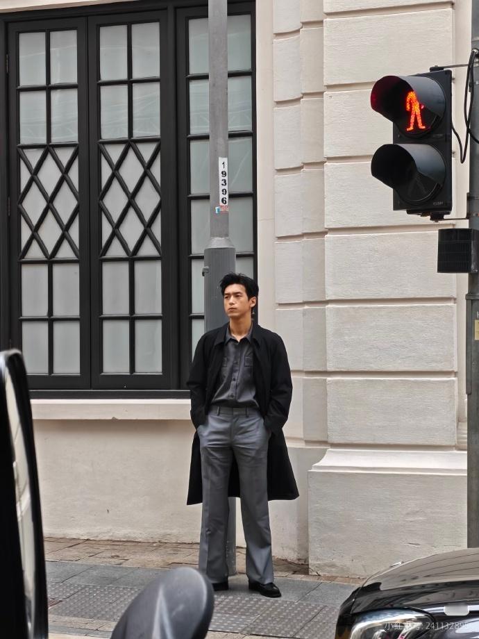 网友香港街头偶遇李现，他正忙碌于物料拍摄工作，在人来人往的街头依旧保持着高效的工