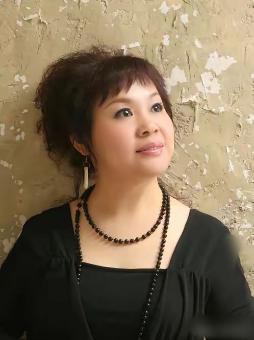 当年，程前妻子王越发现，丈夫与一个漂亮姑娘有染，规劝不成后愤而离婚，2002年，