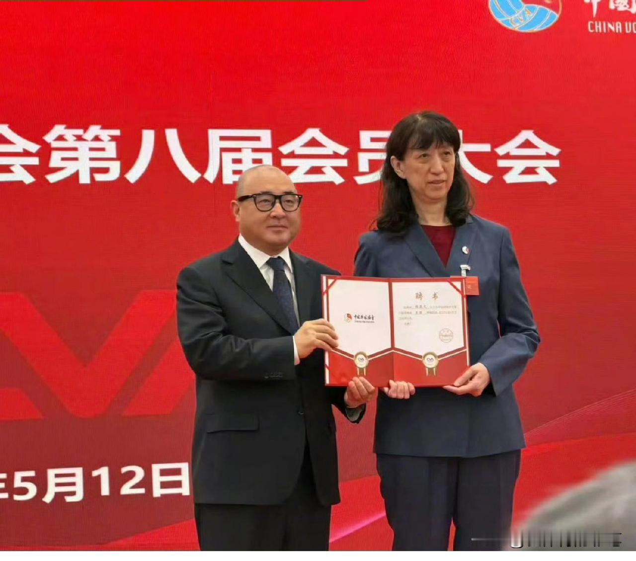 赖亚文当选中国排协主席，这下，中国女排有救了吧[捂脸]。
很好，毕竟是专业人员，