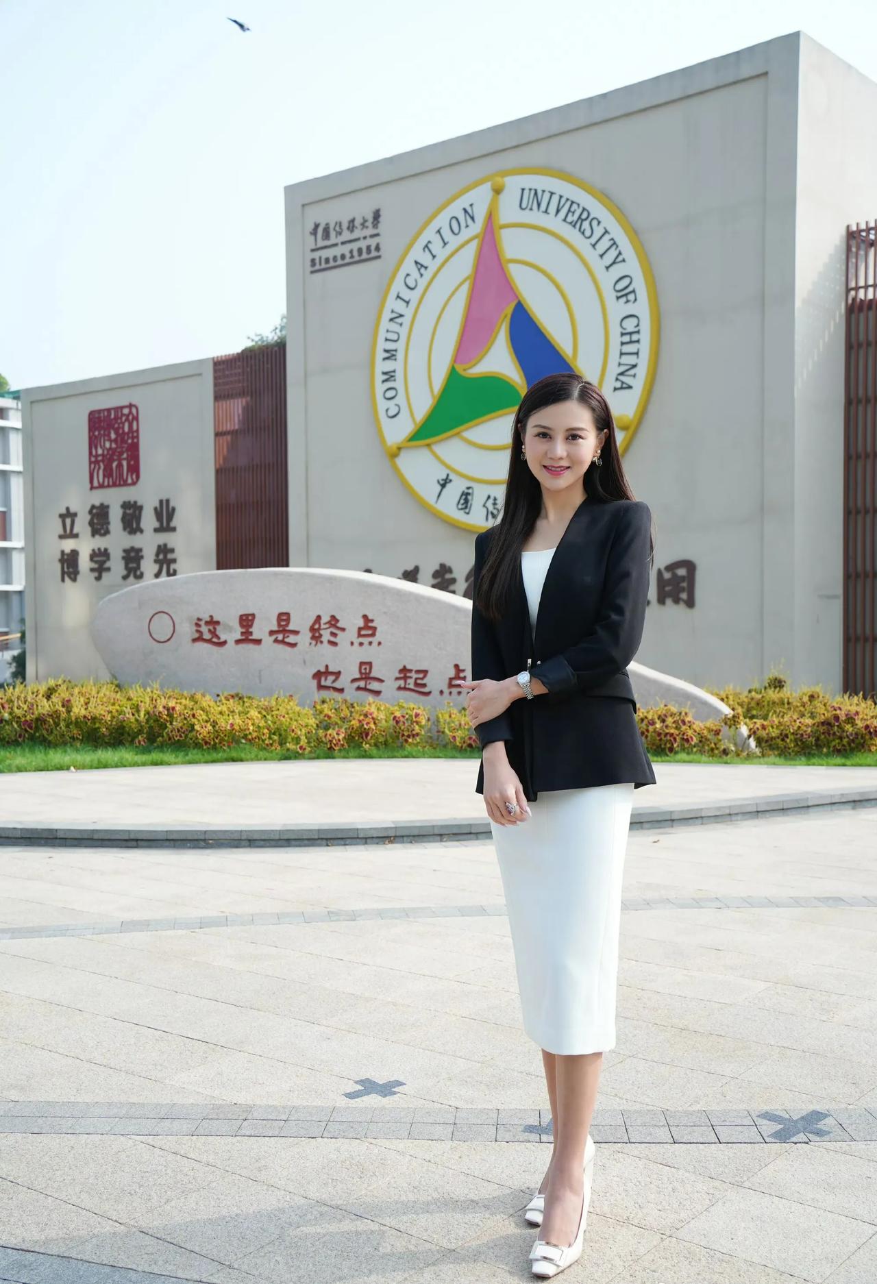 她俄罗斯族姑娘，中国传媒大学高材生。90后的她主持风格自信，优雅，能从容淡定的和