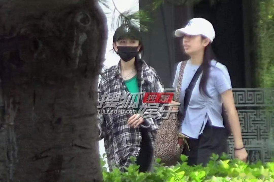 杨幂与助理外出路透啊啊啊啊姐姐好可爱 姐姐好自律 ​​​