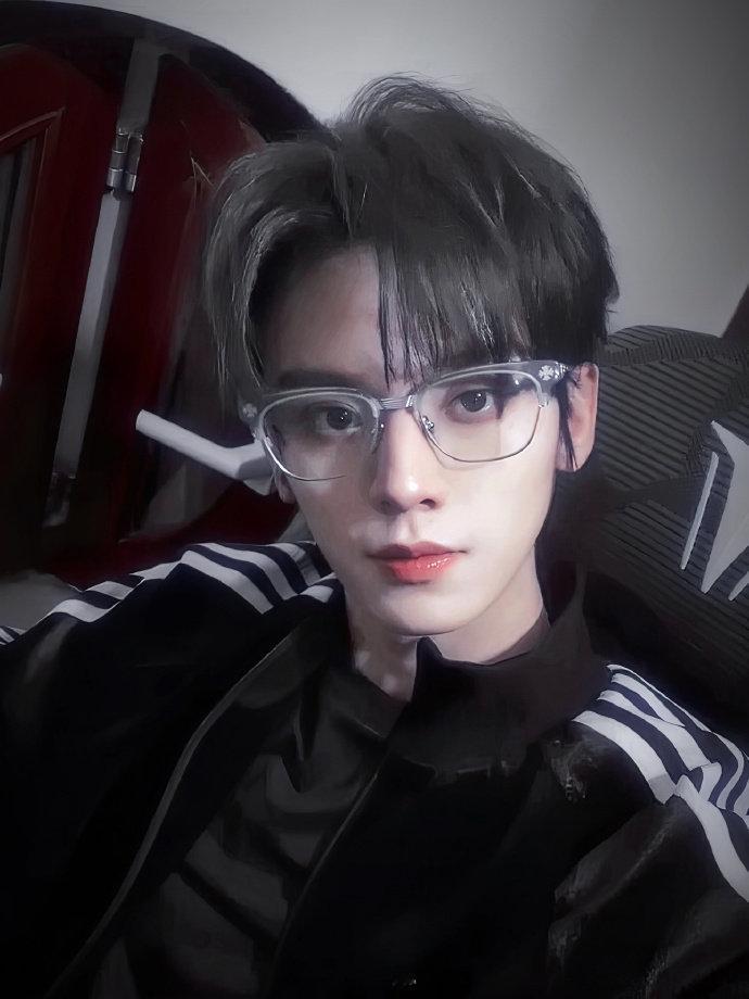 左航换手机后自拍首秀换手机后左航发现自拍根本不用学   我已经开始遐想荣耀之战左