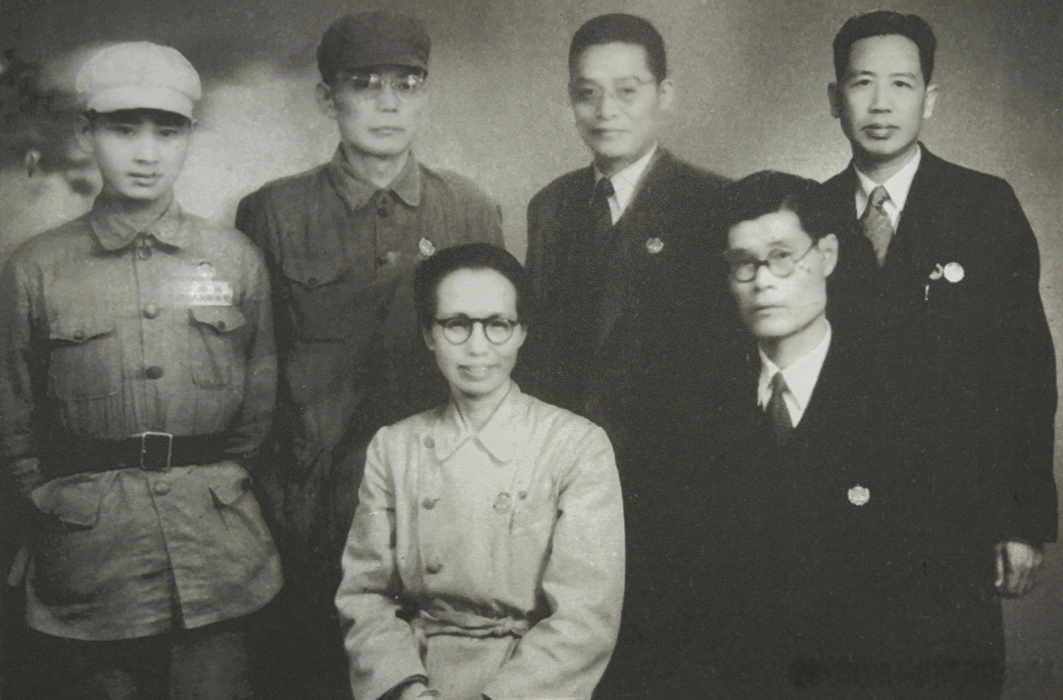 1949年9月21日台盟参加中国人民政治协商会议第一届全体会议的代表合影，左起田
