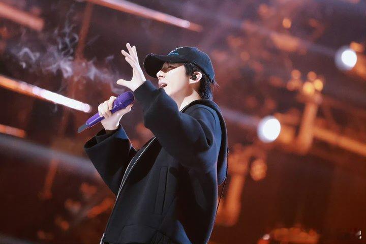 刘宇宁谁教你单膝跪地唱情歌的单膝跪地唱情歌的刘宇宁太有魅力了！他的演唱既有少年气