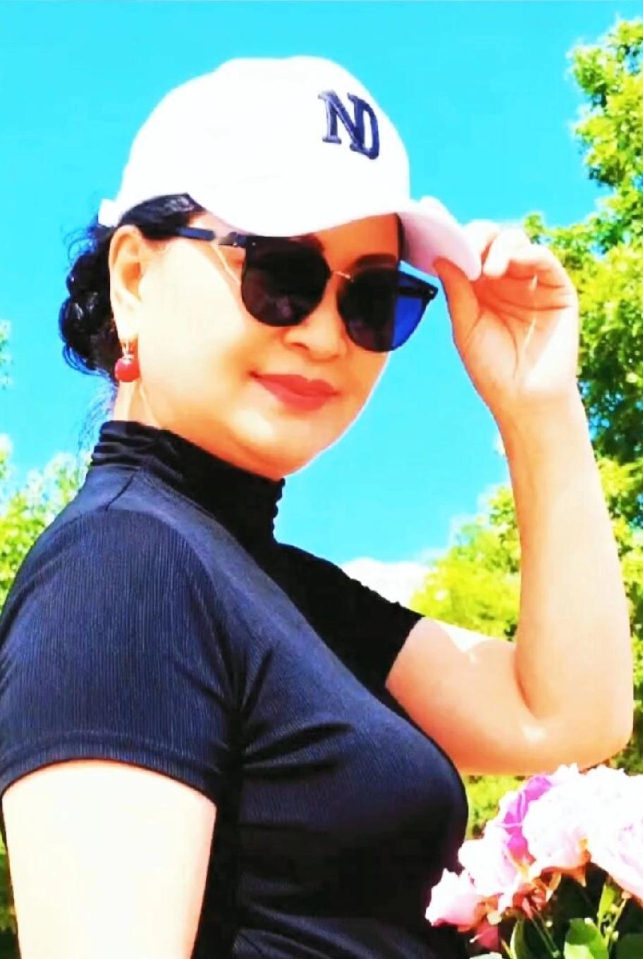 春日清新穿搭，白色帽子和墨镜的完美搭配，尽显时尚感！🌞👒🕶️