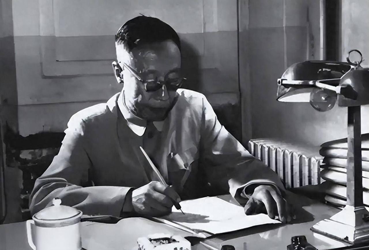 1946年的一个清晨，东北通化一栋旧办公楼里突然传来枪声。两百多名日本人发动暴动