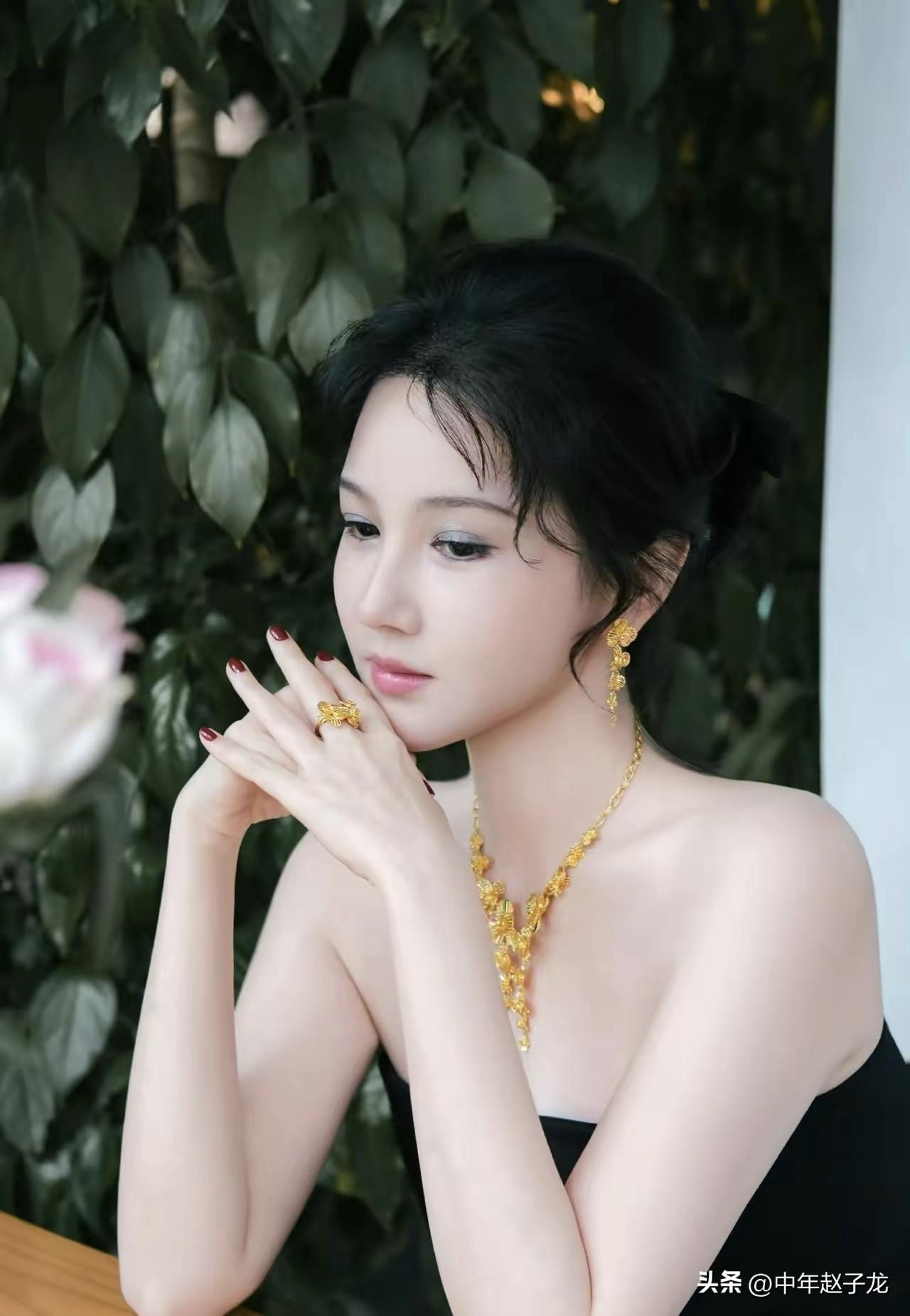 丰满性感尤物陈小纭
 
黑调抹胸裙衬得肩颈线条流畅舒展，整套古法黄金首饰在柔光下