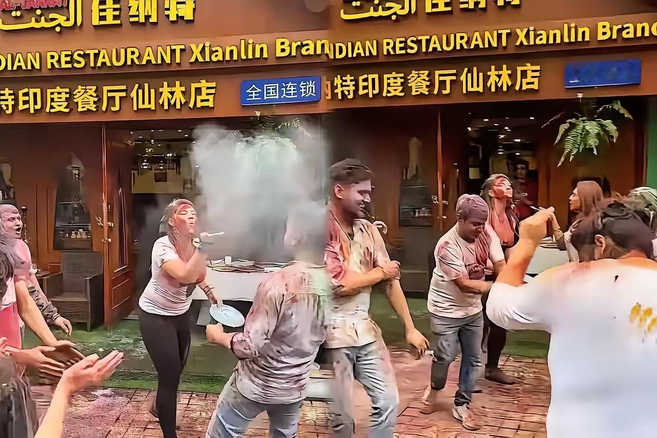 6月12日下午，一群外籍人士在人行道上狂撒化学彩粉，路面斑驳难清理，连旁边河道都