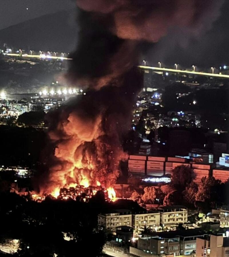 香港元朗那边出事了。1月26号晚上，一个仓库着火了，火势挺大，都烧到附近居民楼那