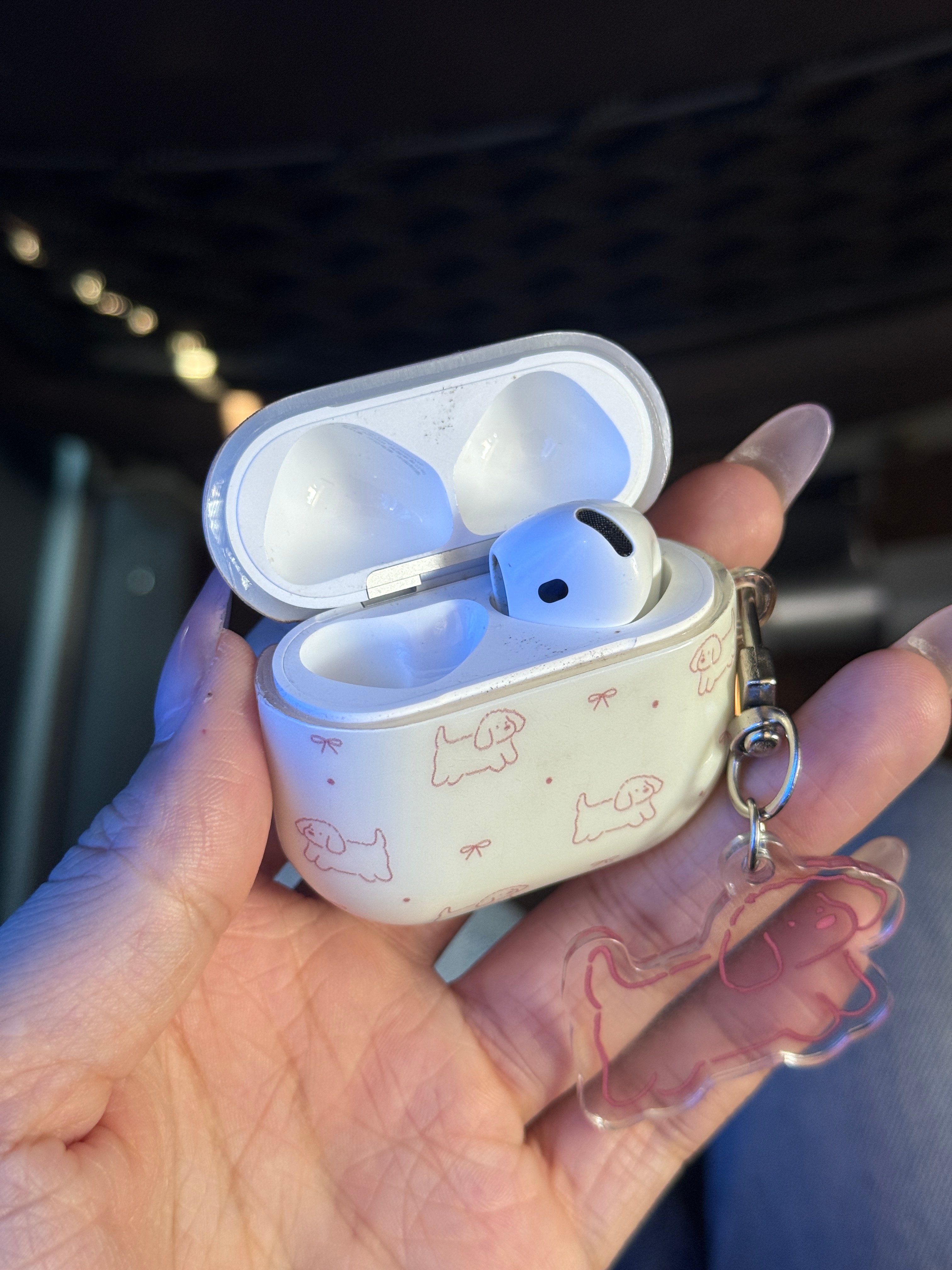 no…我最担心的事情发生了…莫名其妙不见了一只耳机，心好痛