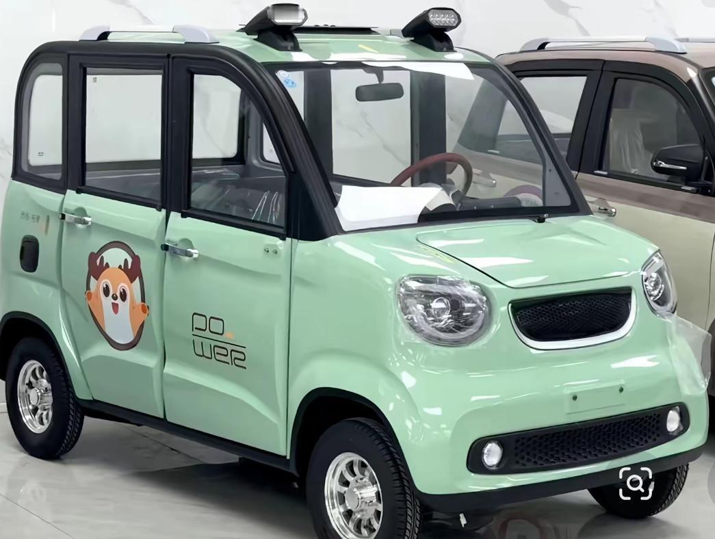 低速老年代步车又出事了，一边是城乡老人出行刚需，一边是闯红灯、逆行的安全隐患，一