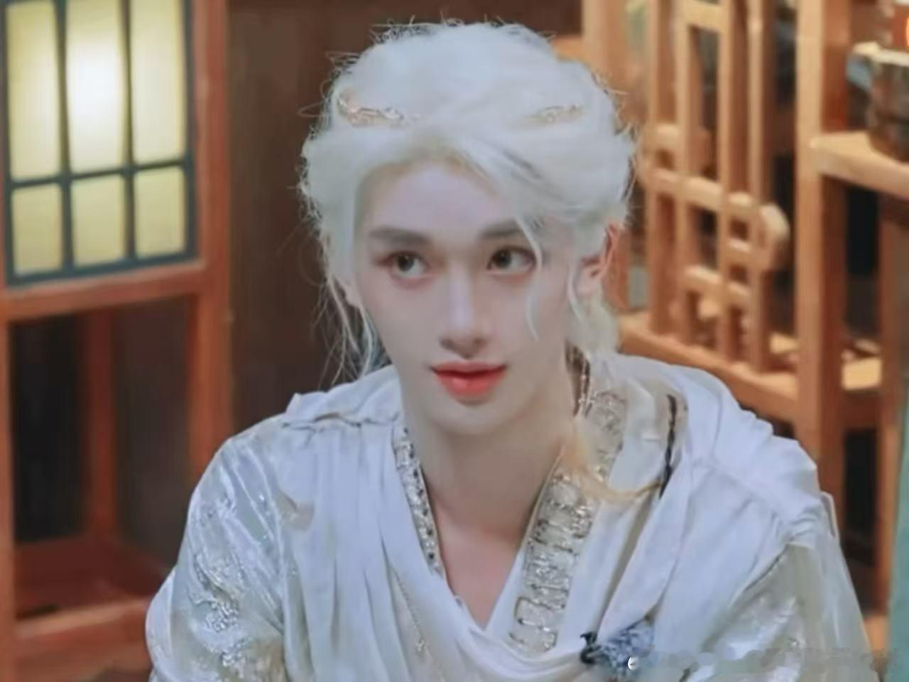 丁程鑫这长相放内娱其实是被归类错误——大家一看浓颜就默认"妆造加持"，但他骨相是