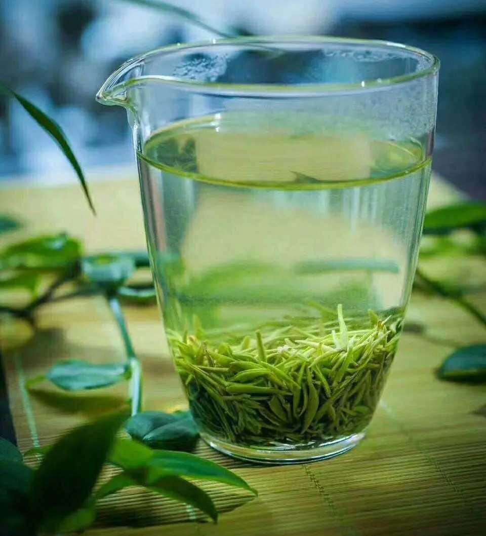 朋友送了点新茶，据说要700多一斤，值得喝嘛？

辨别新茶的关键要点：
1. 观