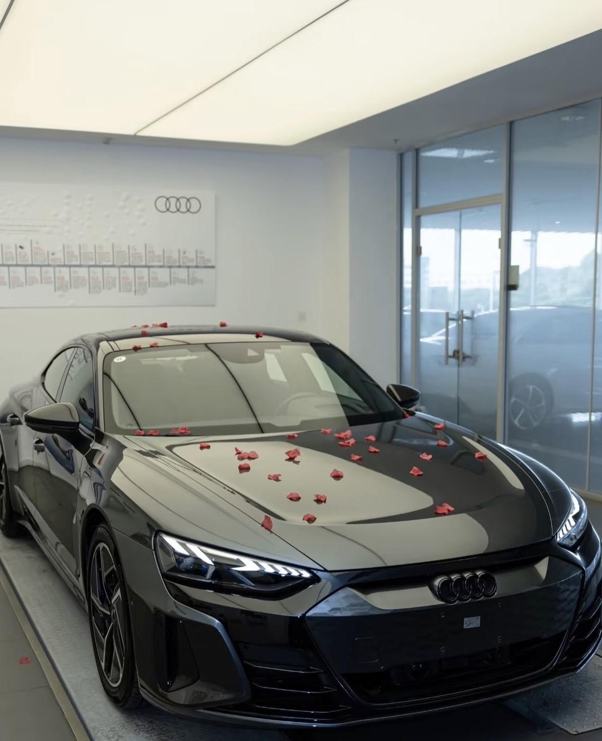 奥迪RS7，这颜值谁顶得住啊！奥迪RS7，花瓣点缀的哑光黑车身+贯穿式尾灯，内饰
