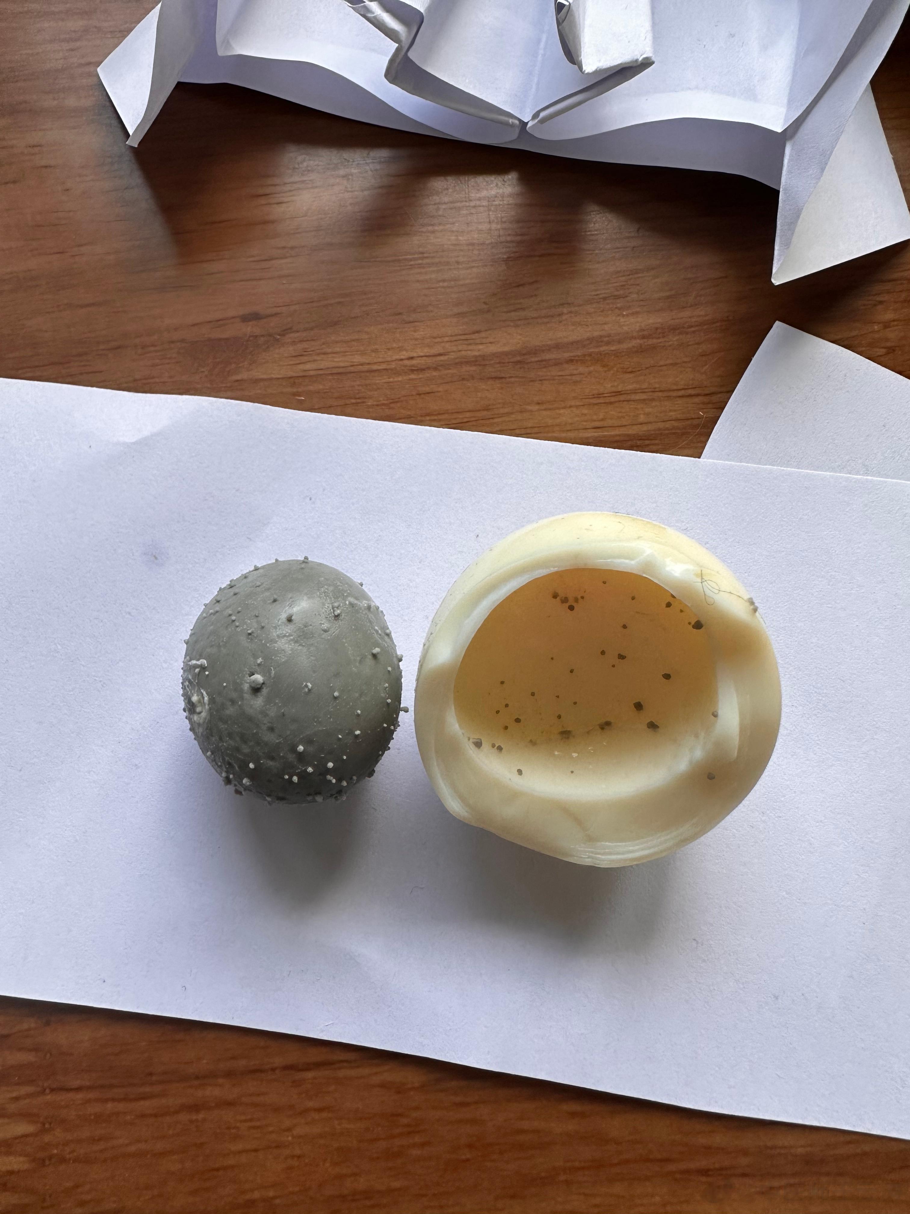 滚熟鸡蛋疗法来源于“履蛋收阴术”。我多用于：1 腹部受寒所致腹部疼痛。用温热熟鸡