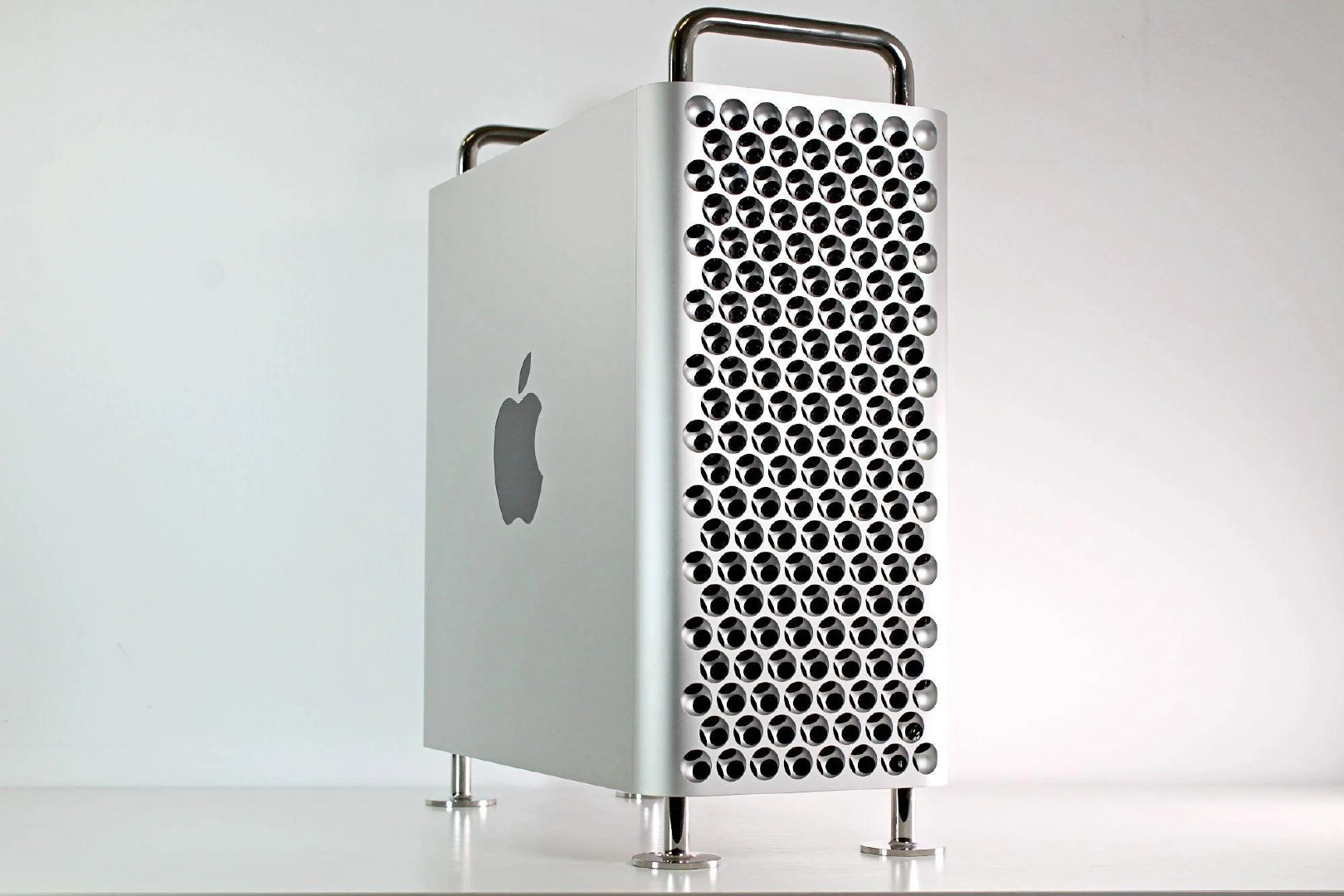 可能你们都注意到了，Jony Ive 确实很喜欢给产品设计一个把（提）手。 