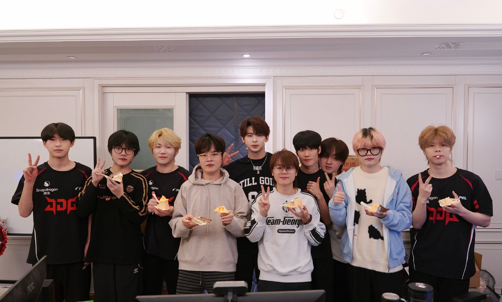 伞兵深夜感恩粉丝和朋友伞兵深夜碎碎念：何其有幸，得友如此，得粉如此伞兵廿四驭风行