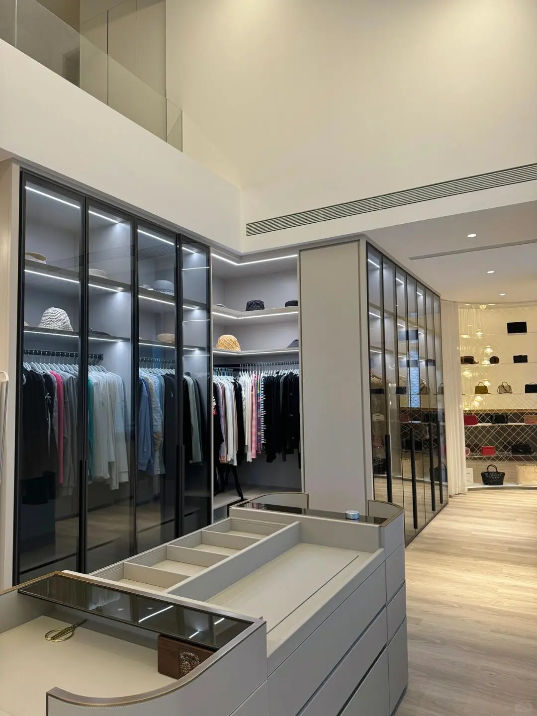 客户衣帽间全部做成玻璃门