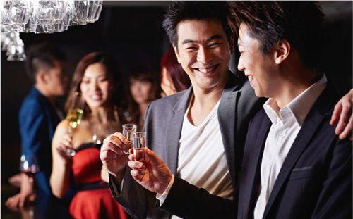 不抽烟不喝酒，顶多算生活习惯上的“无害项”，但好男人的内核从来不在这些标签里。