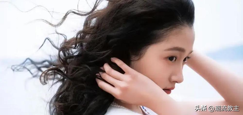 关晓彤又“接手”了一个女主角，这次连妆都定完了。
孙珍妮为角色减重8斤，生日直