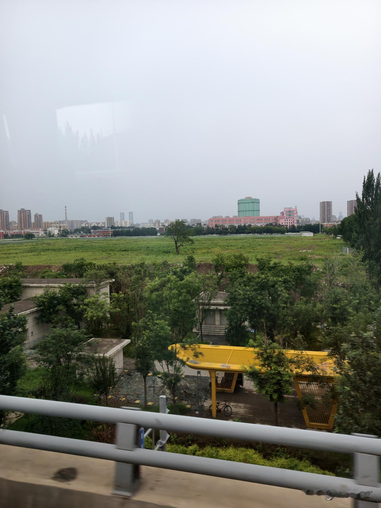 坐车路过原通用北盛一期厂区，心里不由得感慨万千。
 
还记得当年这里有多红火，生