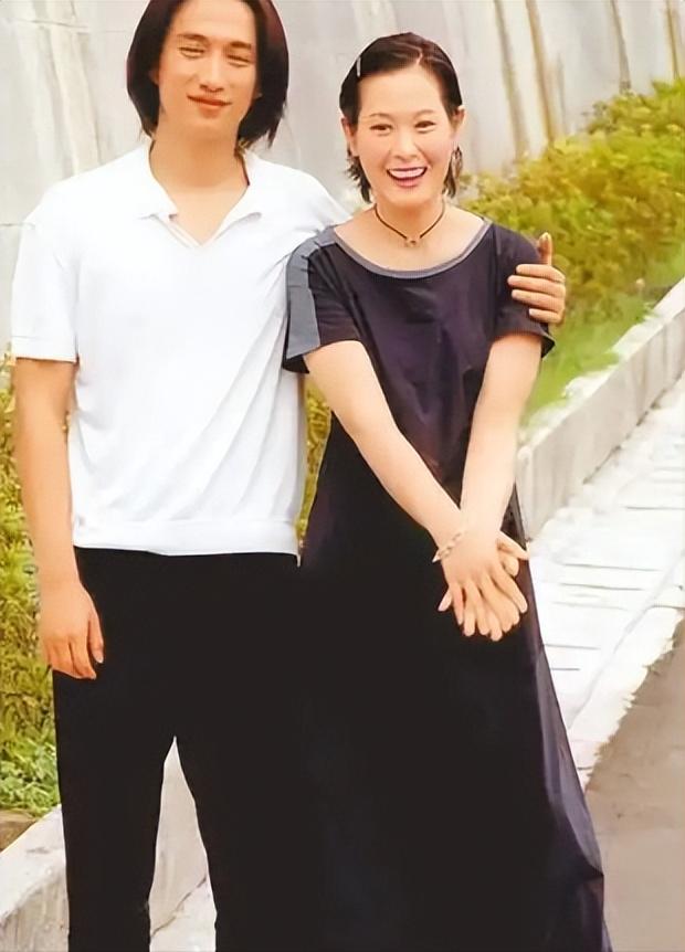 2011年，41岁的刘若英嫁给了身价过亿的钟小江，结婚当晚，刘若英提出了3个正常