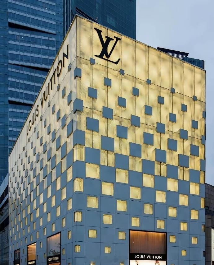 LV不吭声，这是被铺天盖地的舆论吓到了？他该不会一怒之下退出中国市场吧？人民日报